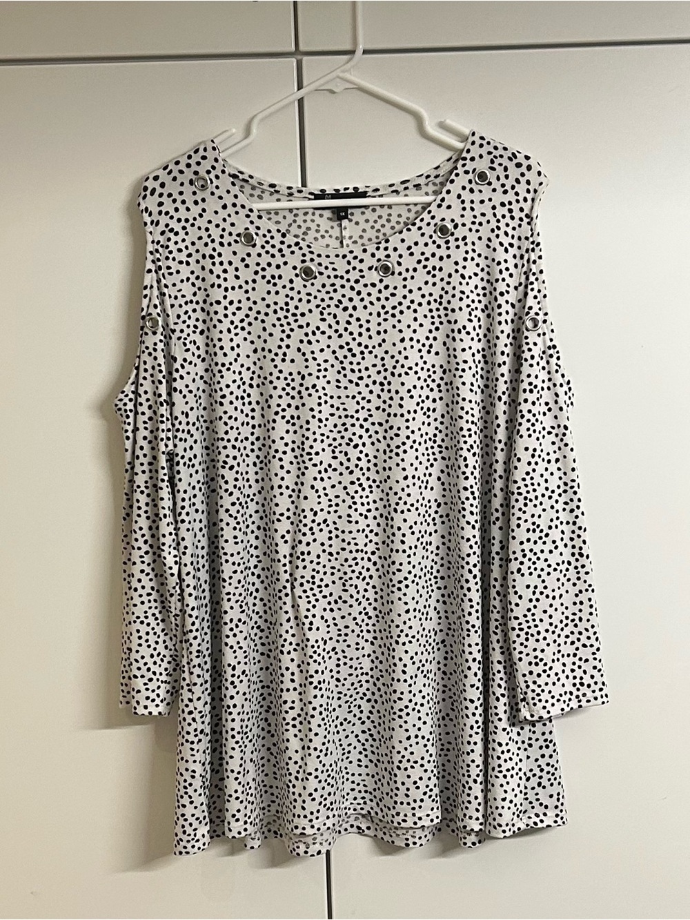 Lily Morgan Woman’s Black and White Splat Print Cold Shoulder Top. Size 1X